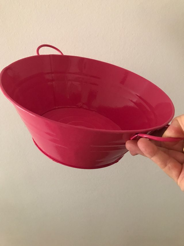 palangana de metal rosa