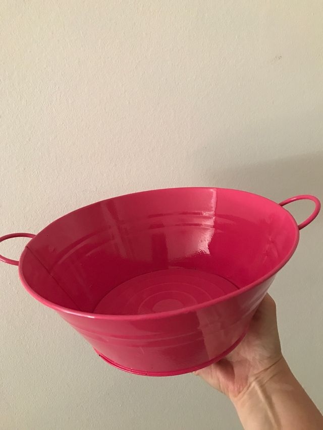 palangana de metal rosa