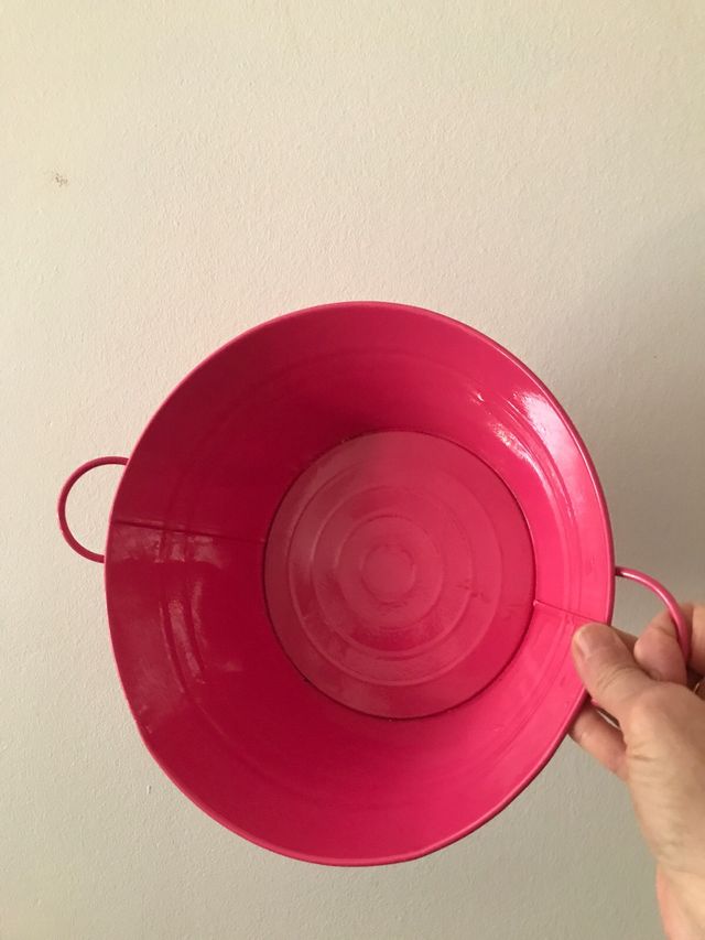 palangana de metal rosa