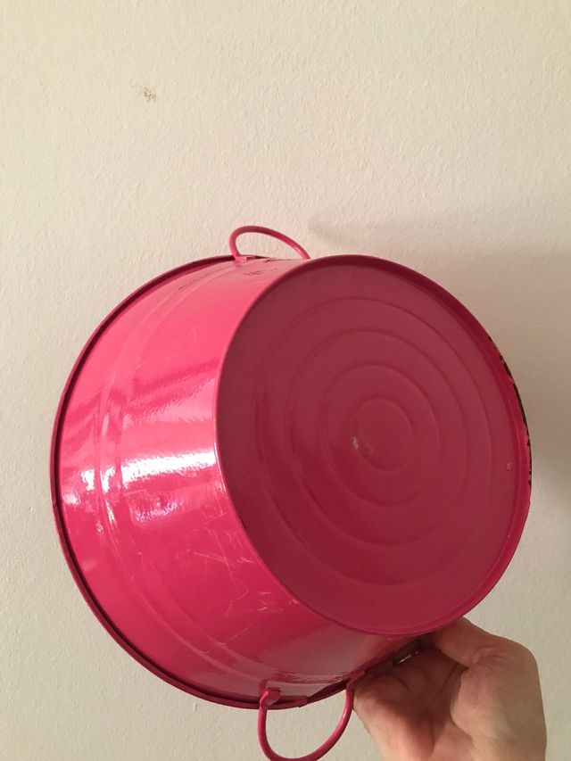 palangana de metal rosa