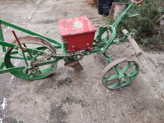 Sembradora antigua maíz y legumbres