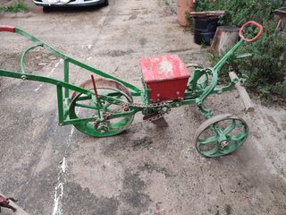 Sembradora antigua maíz y legumbres