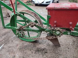 Sembradora antigua maíz y legumbres