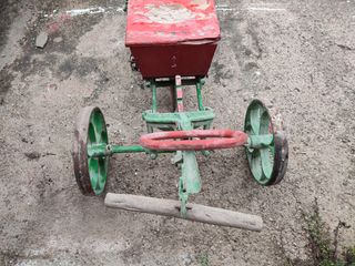 Sembradora antigua maíz y legumbres