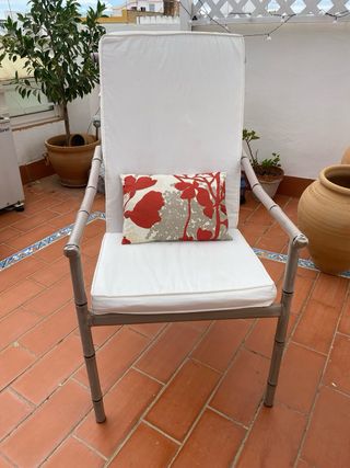 Silla terraza gris + cojines blancos