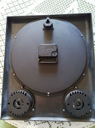 Reloj pared con termómetro e higrómetro.