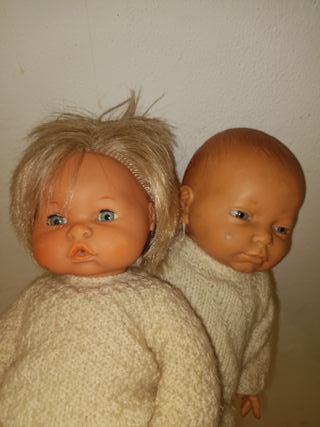 2 Muñecas antiguas de plástico