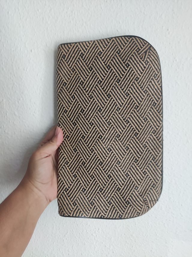 Bolso mano beige y negro