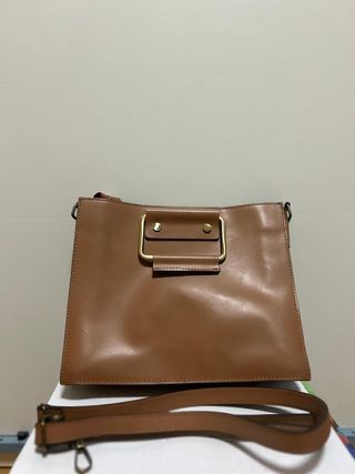 Bolso marrón elegante asa dorada