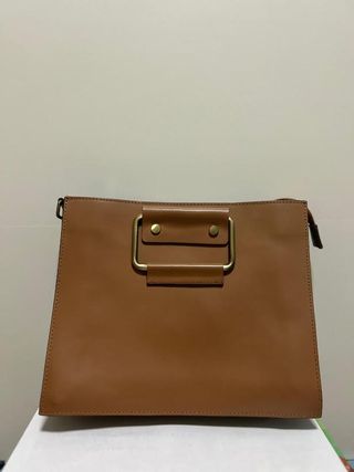 Bolso marrón elegante asa dorada