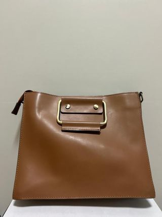 Bolso marrón elegante asa dorada