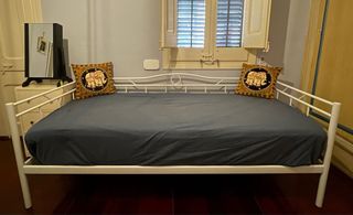 Bonita Cama de metal estilo Diván