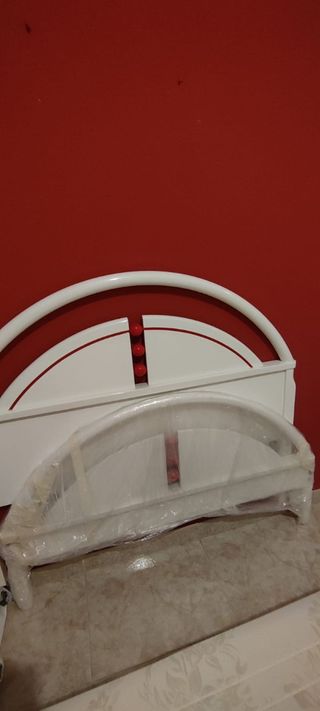 Dormitorio juvenil blanco y rojo