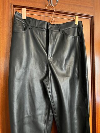 Pantalones negros Mango - cuero ecológico