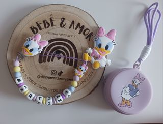 Chupetero Daisy,  portachupetero lila y mordedor