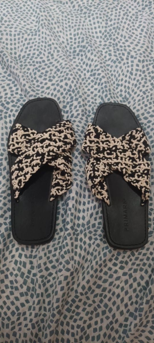 Sandalias Primark negras y beige