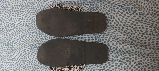 Sandalias Primark negras y beige