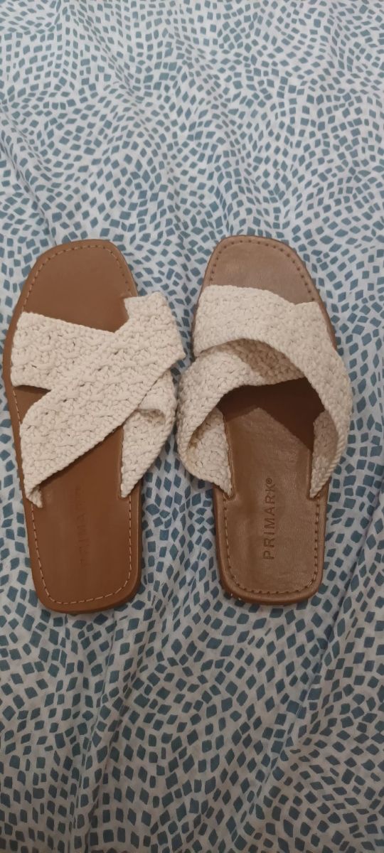 Sandalias planas Primark beige