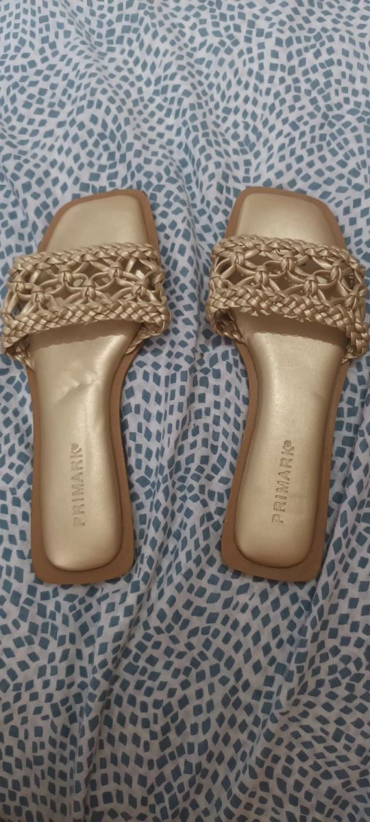 Sandalias doradas Primark