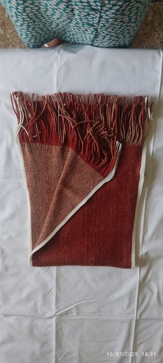 Bufanda tejida beige y roja. Para hombre.