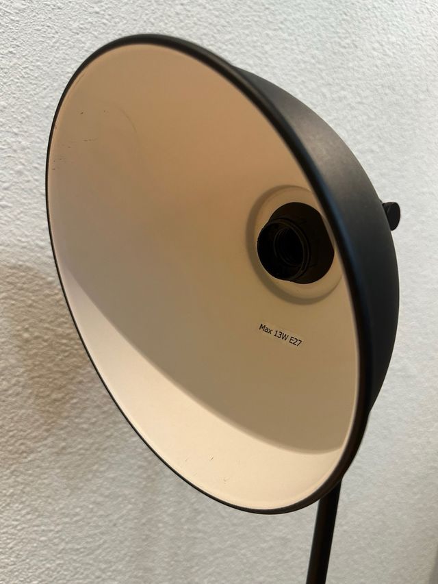 Lámpara pie negra metalica