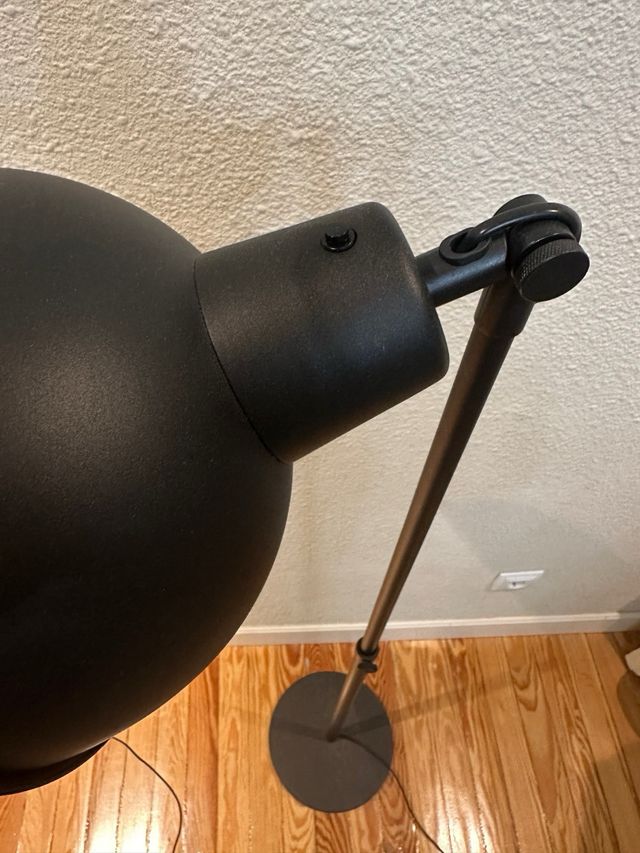 Lámpara pie negra metalica