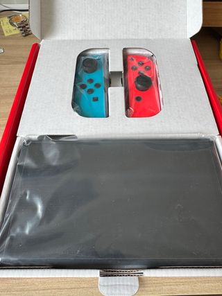 Nintendo Switch OLED + funda y protector de regalo