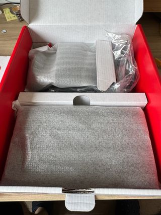 Nintendo Switch OLED + funda y protector de regalo