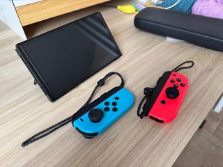 Nintendo Switch OLED + funda y protector de regalo