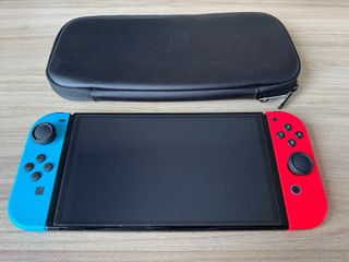 Nintendo Switch OLED + funda y protector de regalo