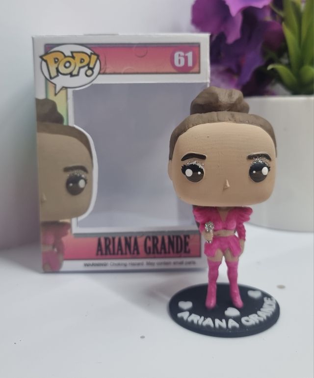 Ariana Grande figura 