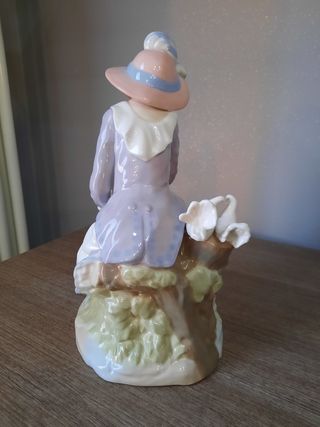 Figura Statua ragazza con colombe