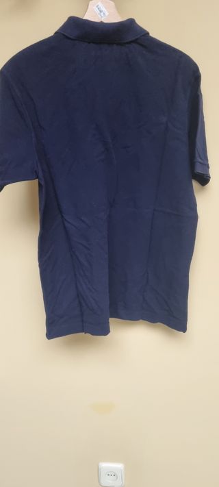 Polos Lacoste a  rayas y  azul marino.