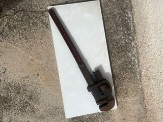 Llave grifa antigua gigante