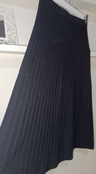 Falda midi negra plisada
