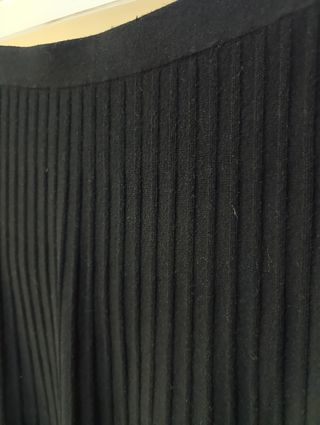 Falda midi negra plisada