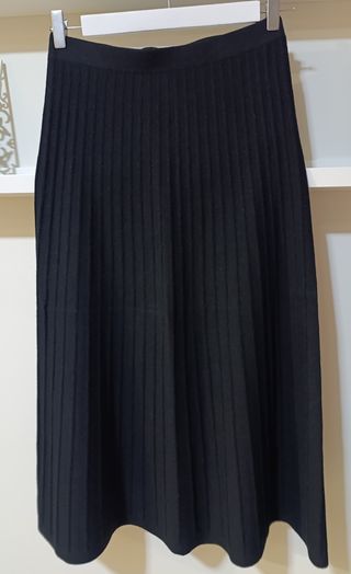 Falda midi negra plisada
