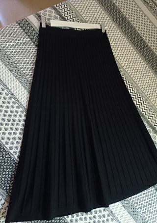 Falda midi negra plisada