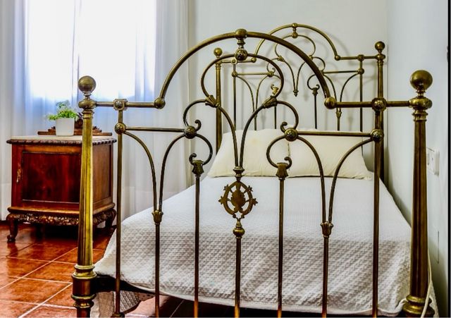 Cama antigua metal dorada