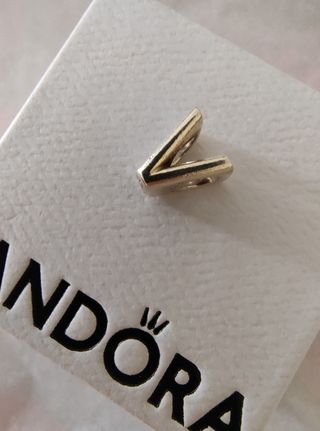 Charm Pandora letra V plata