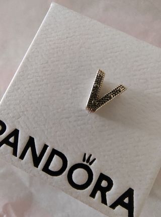 Charm Pandora letra V plata