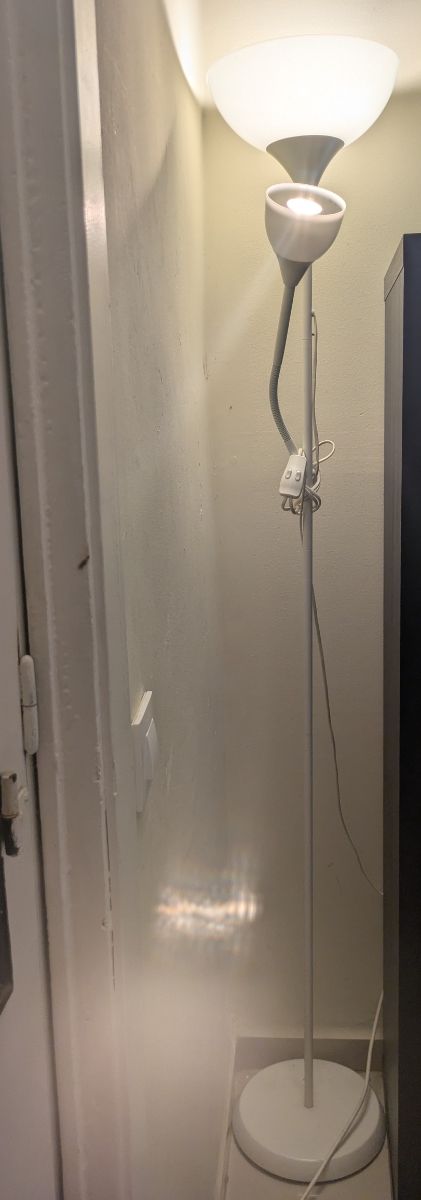 Lámpara de pie blanca