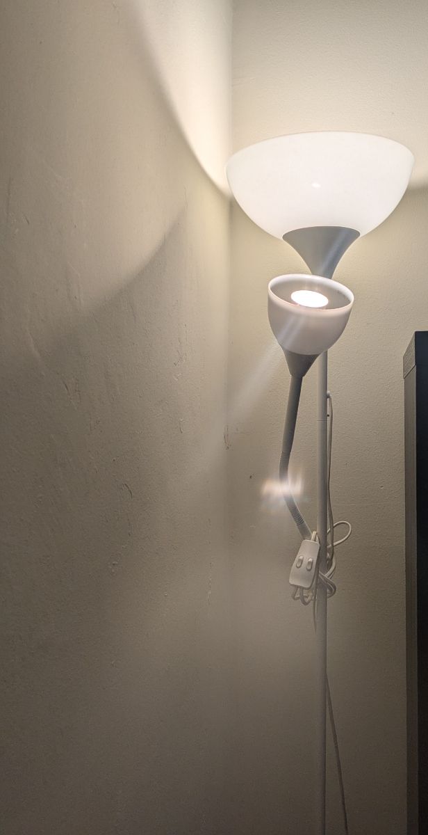 Lámpara de pie blanca