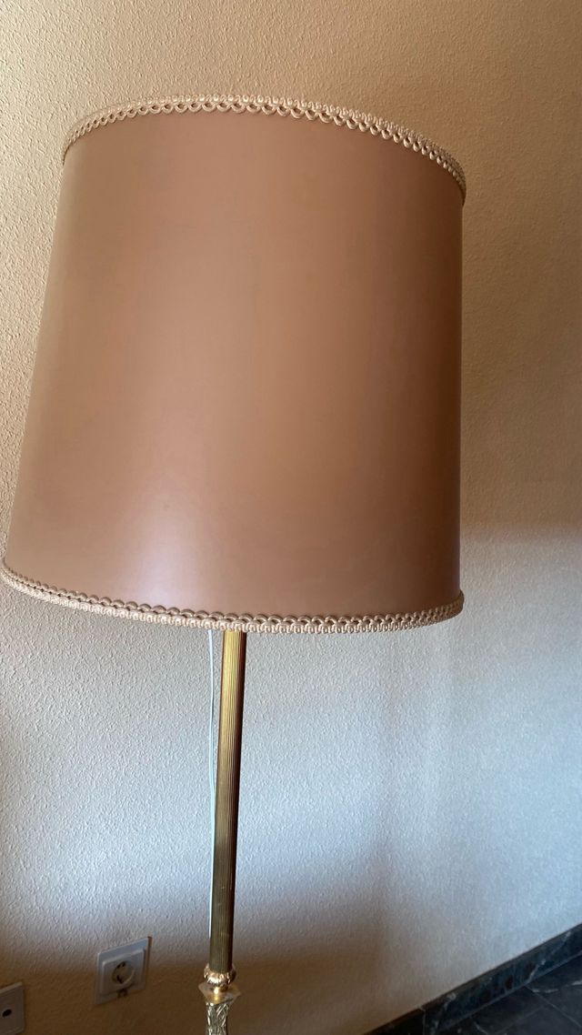 Lampara pie vintage dorada