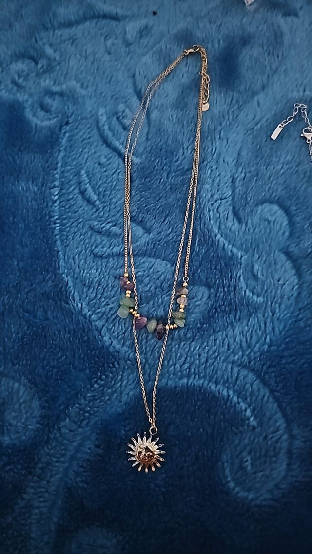 Collar dorado con piedras multicolor naturales .