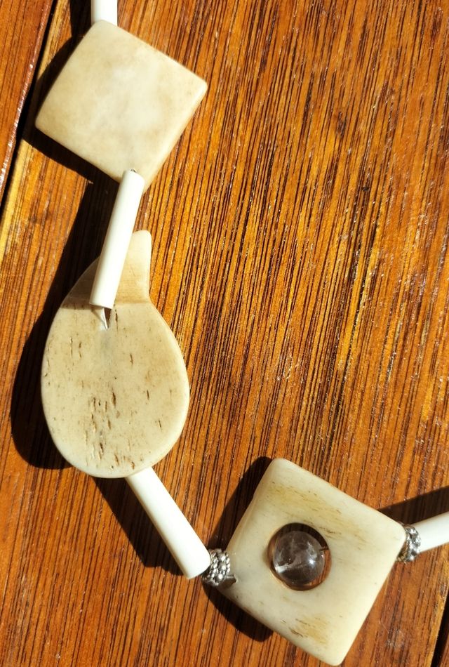 Collana ossa intagliate: beige e bianco