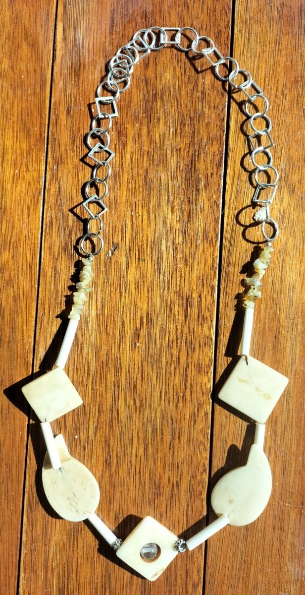 Collana ossa intagliate: beige e bianco
