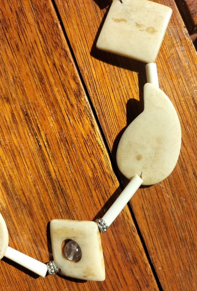 Collana ossa intagliate: beige e bianco