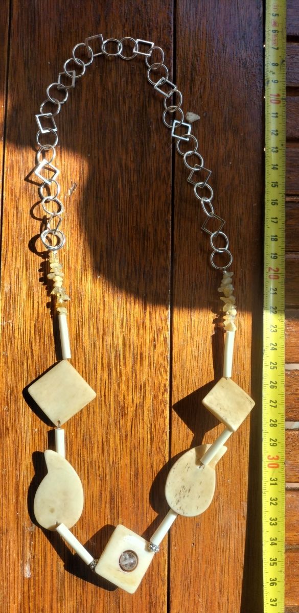 Collana ossa intagliate: beige e bianco