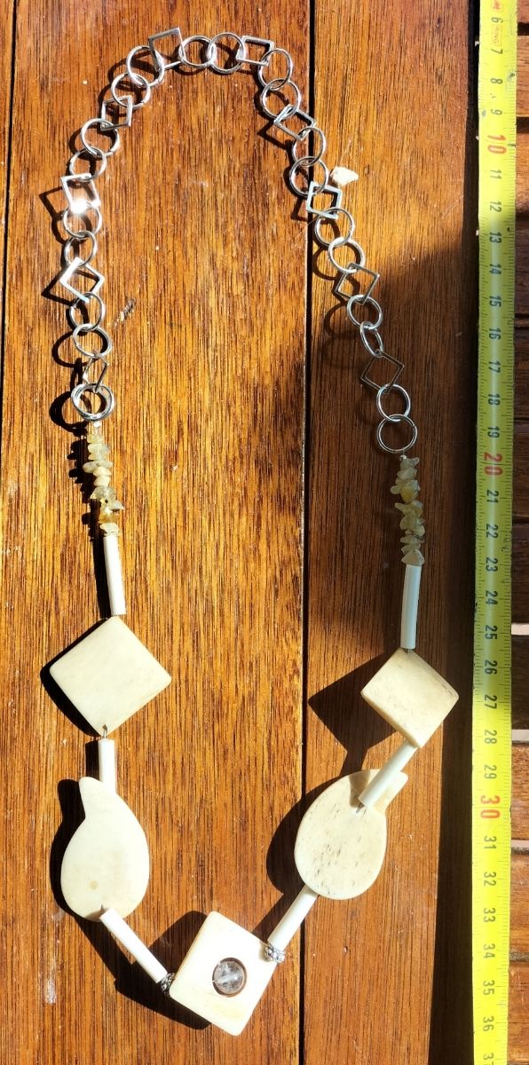Collana ossa intagliate: beige e bianco